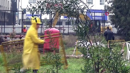 Göçük alanındaki çalışma yağmura rağmen devam ediyor