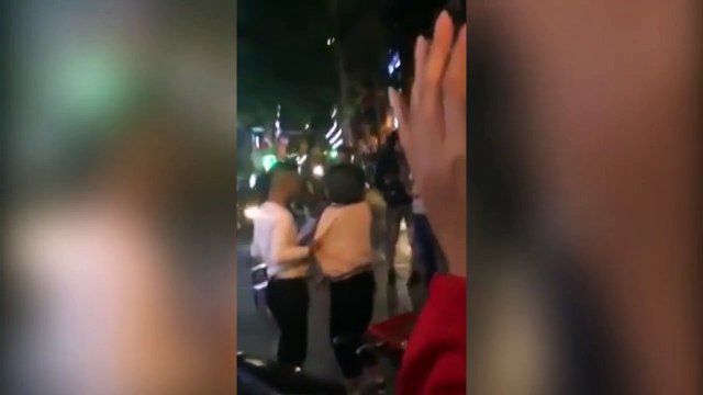 Xếp hoa tỏ tình trước cổng trường ĐH nhưng bị từ chối, chàng trai kéo áo crush rồi lớn giọng: Em nghĩ em trốn được anh à?