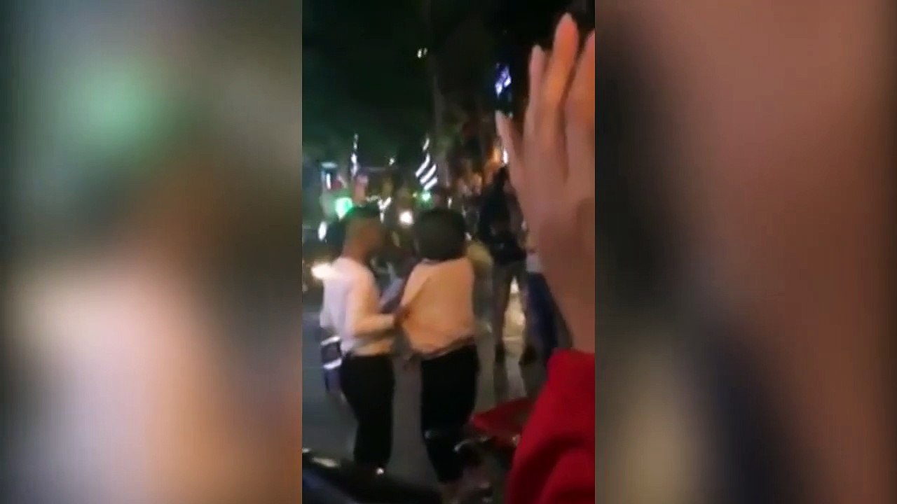 Xếp hoa tỏ tình trước cổng trường ĐH nhưng bị từ chối, chàng trai kéo áo crush rồi lớn giọng: "Em nghĩ em trốn được anh à?"