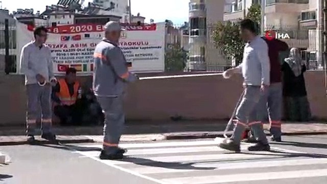 Okul önüne 3 boyutlu yaya geçidi...Sürücüler hızını azaltıyor, öğrenciler beyaz çizgilere basarak yürüyor