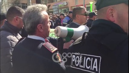 Ora News – Protesta në Fier: Rama ik! Një polic goditet me gur në kokë