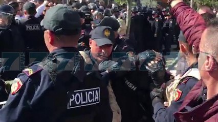 FIER, PROTESTE KUNDER RAMES, PLAGOSET NE KOKE NJE POLIC - News, Lajme - Kanali 7