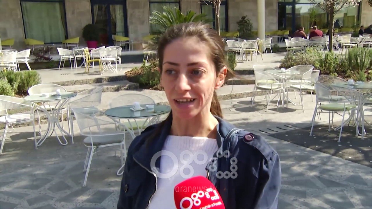 Ora News - Çudi shqiptare, gratë për gratë thonë që s'janë punëtore, burrat u qajnë hallin