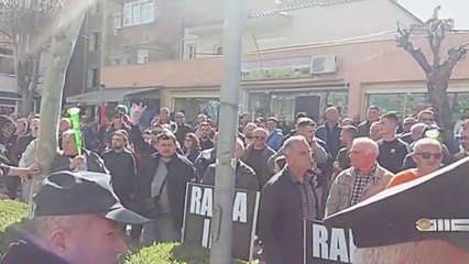 PROTESTA NË FIER, POLICIA SHTYN PROTESTUESIT, GJAKOSET NJË EFEKTIV