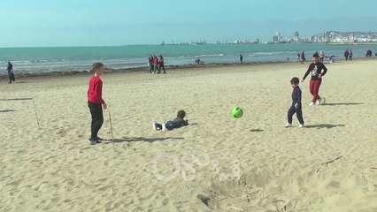 Ora News - Temperatura pranverore, pushuesit mbushin bregdetin e Durrësit