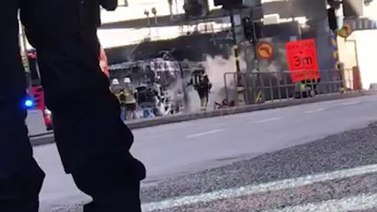 Report Tv - Autobusi në flakë, panik në kryeqytetin suedez