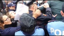 Tiranë, të qara dhe lot nga gratë, policia shoqëron një na banorët që i prishet shtëpia te Petronini