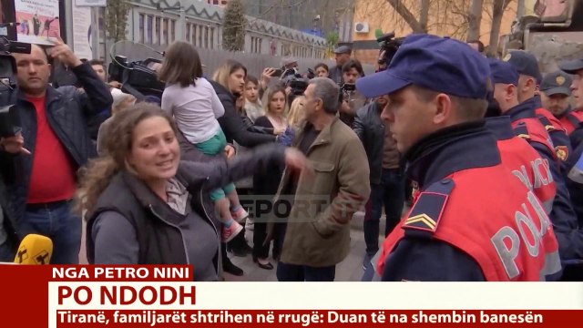 Rrezikon t'i shembet banesa, gruaja shtatzënë përleshet me forcat e policisë