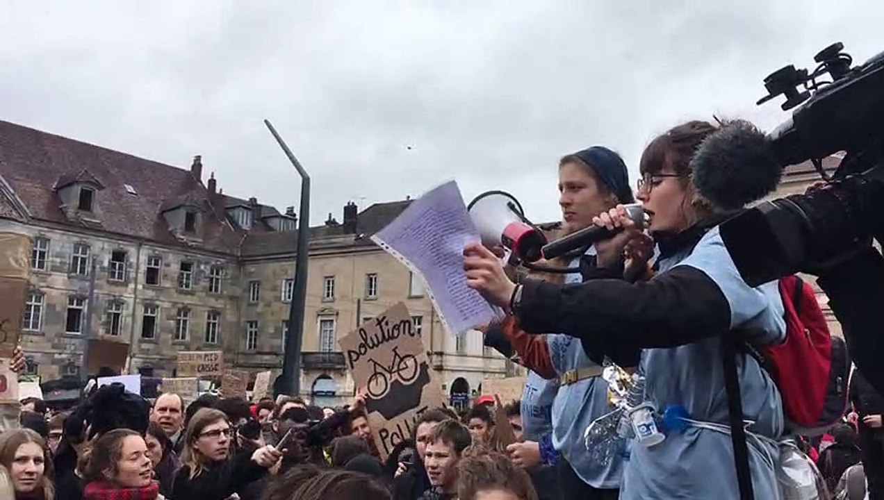 Besançon : les lycéens se mobilisent pour le climat place de la Révolution