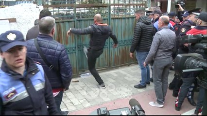 Ora News - Tensionet tek 'Petro Nini', Përmbarimi tenton të hapë portën me forcë