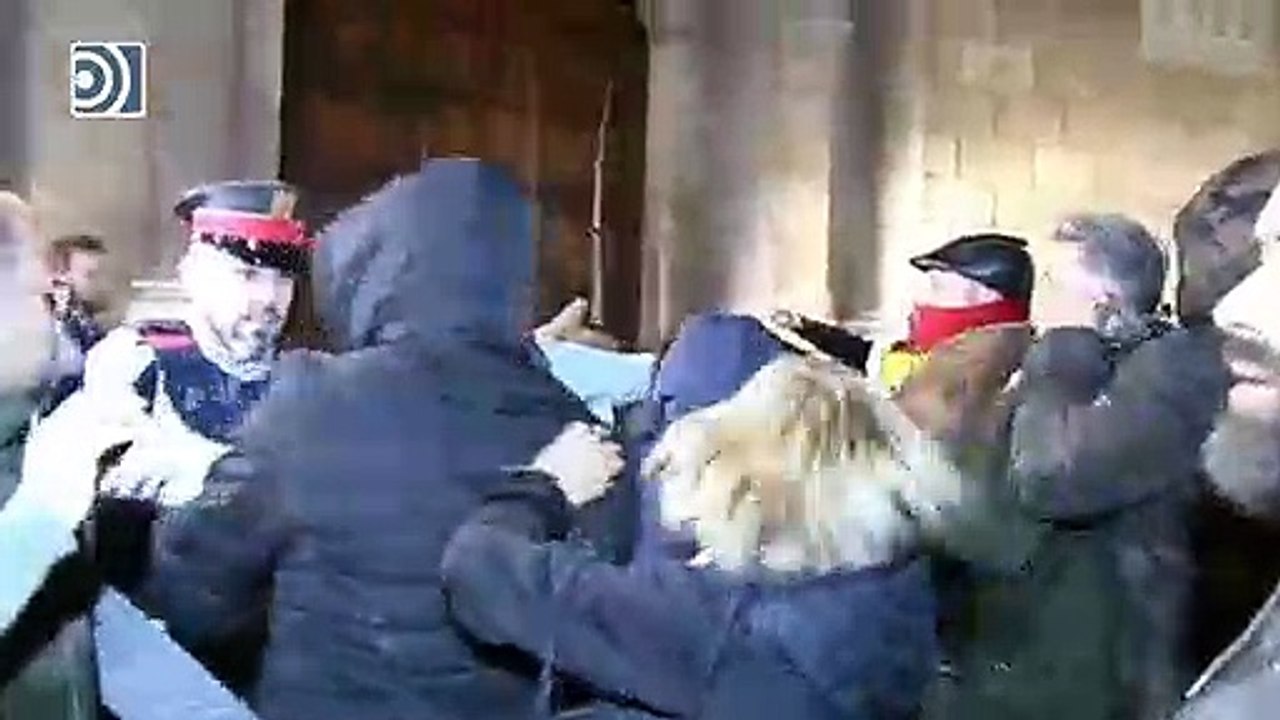 Tensión entre varios ciudadanos y los Mossos por el lazo amarillo de la Generalidad