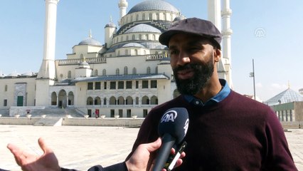 Ünlü futbol yıldızı hayatını kendisi gibi yetim büyüyen çocuklara adadı - ANKARA