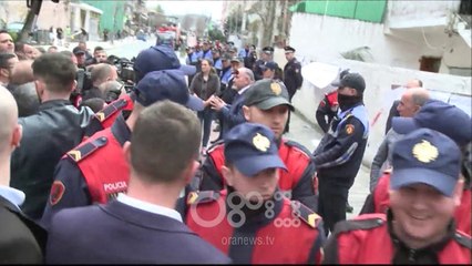 Ora News - Tiranë, tri familje "5 orë luftë" për të mbrojtur banesën e tyre