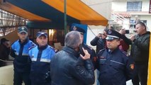 Protestuesit e Fierit me dy gishta në seancë, ish-deputeti Baçi debate me policët