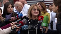 Ora News - Dhuna ndaj bluzave të bardha, mjekët në QSUT, Durrës e Shkodër dalin në protestë