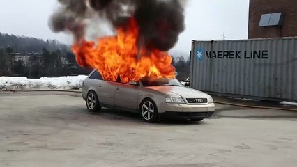 Eteindre un feu de voiture avec une couverture