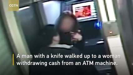 لص طيب القلب يعيد المال الذي سرقه من فتاة بعدما اكتشف إفلاسها