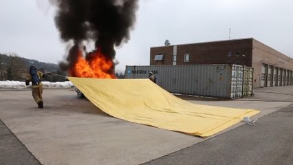 Hallucinant, découvrez cette couverture "anti-feu" de voiture !