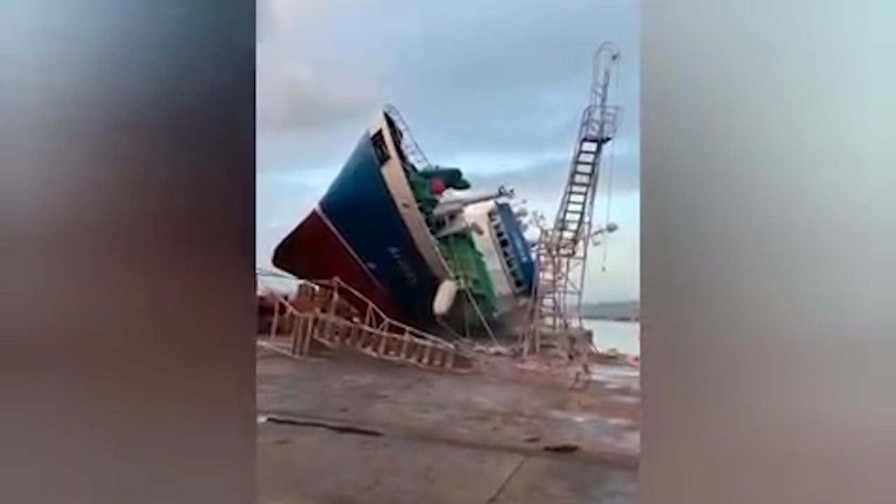 Ce bateau en réparation va chuter et venir s'écraser sur le quai !