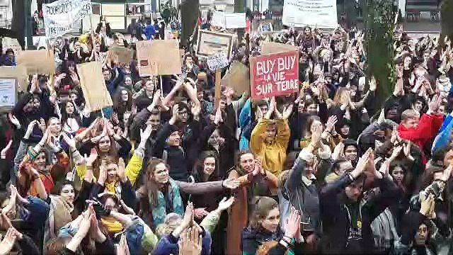 Besançon : les collégiens, lycéens et étudiants font du bruit pour la planète place Granvelle