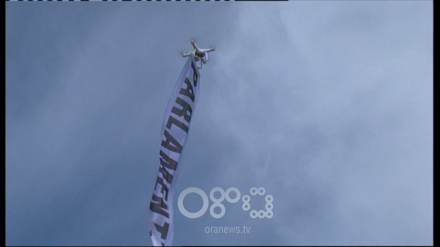 Ora News – Të rinjtë e FRPD, dron me mbishkrimin Parlamenti i Krimit