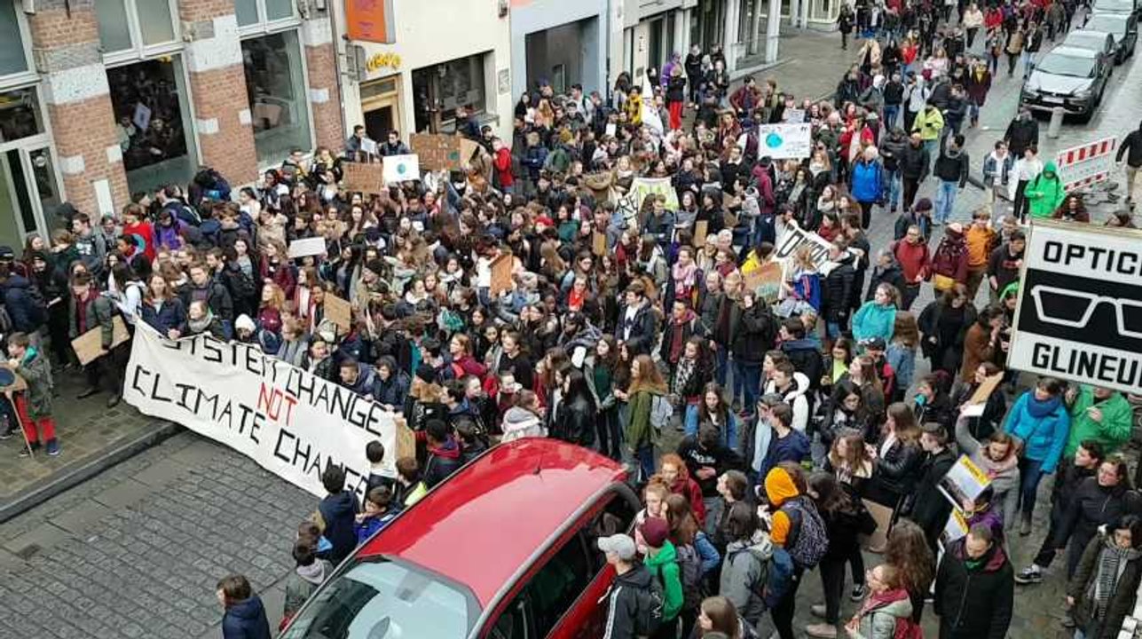 La jeunesse manifeste pour le climat à Mons