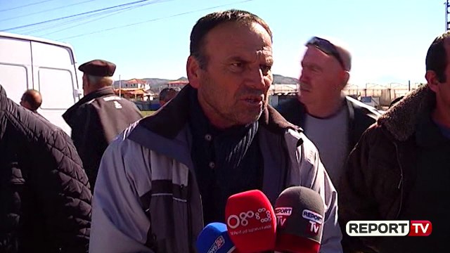 Lushnjë/ Fermerët në protestë, derdhin bidona me qumësht në rrugë