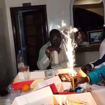 Anniversaire Gris Bordeaux : La belle fête avec son épouse et Eumeu