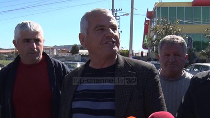 Fermerët, protestë për TVSH-në 6%. Derdhin qumështin në asfalt - Top Channel Albania - News - Lajme