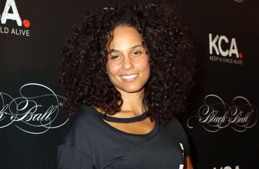 Alicia Keys play piano with son Egypt at iHeartRadio Music Awards