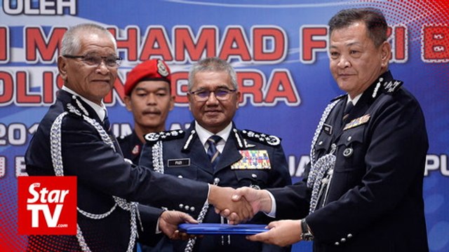 Outgoing deputy IGP Noor Rashid sheds tears on his last day