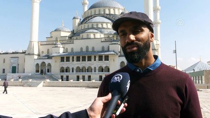 Kanoute hayatını kendisi gibi yetim büyüyen çocuklara adadı