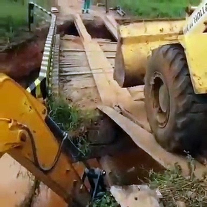 Ils ont essayé de faire passer un grand tracteur depuis un pont mal construit et ça a mal fini