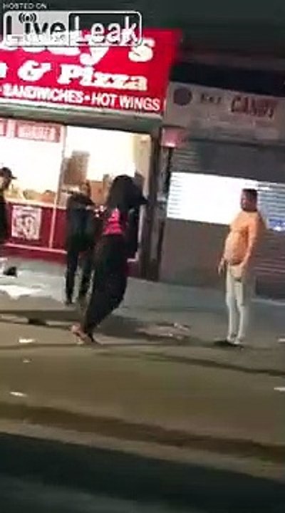 Il l'endort avec une baffe dans la tête !