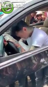 Voiture écrasée, il continue de danser au volant sa voiture