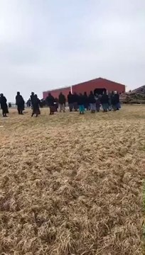 Ces Amish déplacent un bâtiment en le portant à mains nues !