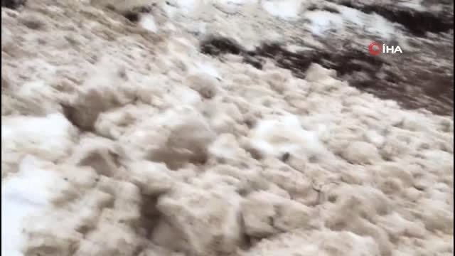 Çığ, Karlıova-Yedisu Yolunu Kapattı