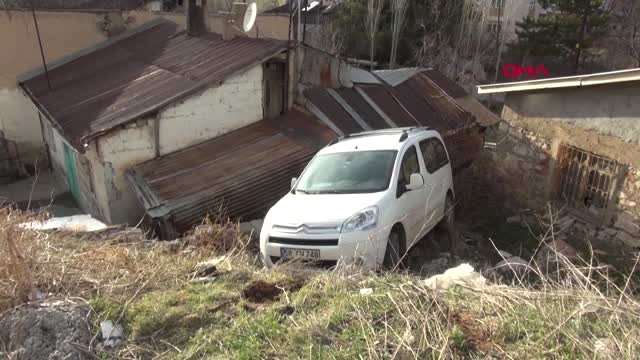 Sivas Kontrolden Çıkan Hafif Ticari Araç, Evin Bahçesine Uçtu