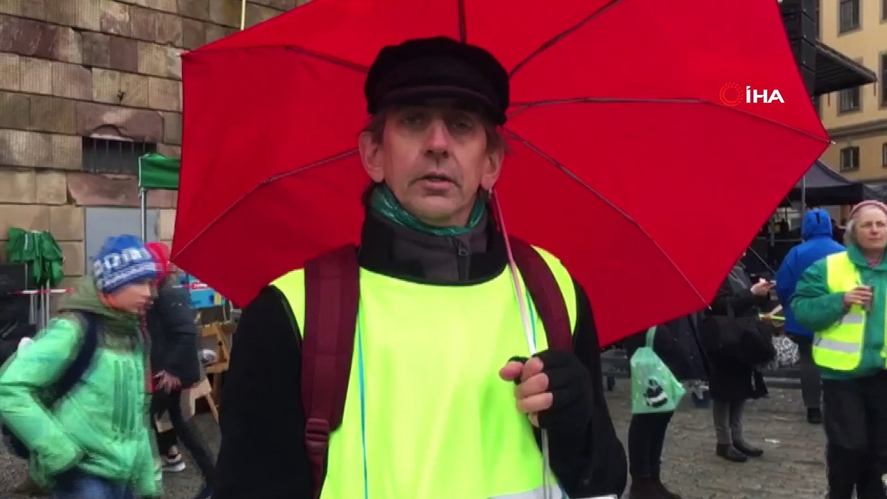 - Stockholm'de iklim değişikliği protestosu- Binlerce İsveçli iklim değişikliğine farkındalık oluşturmak için sokağa döküldü