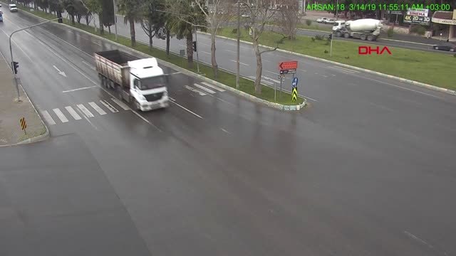 Kahramanmaraş Kırmızı Işıkta Geçen Tır'ın Otomobile Çarpma Anı Kamerada