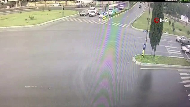 Tırın hafif ticari araca çarpma anı kamerada