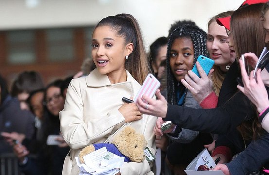 アリアナ・グランデ、アイハートラジオ・アワードで最優秀アーティスト賞