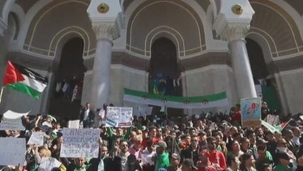 Los argelinos salen a las calles en el cuarto viernes de protestas
