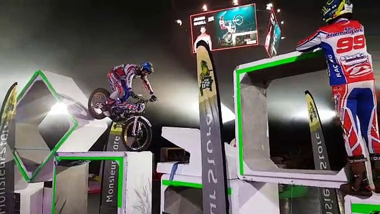 Chalon-sur-Saône : l'anglais James Dabill sur les obstacles du Trial indoor de Bourgogne