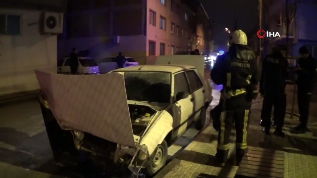 Kaza sonrası yol kenarına park edilen araç yanarak kullanılamaz hale geldi