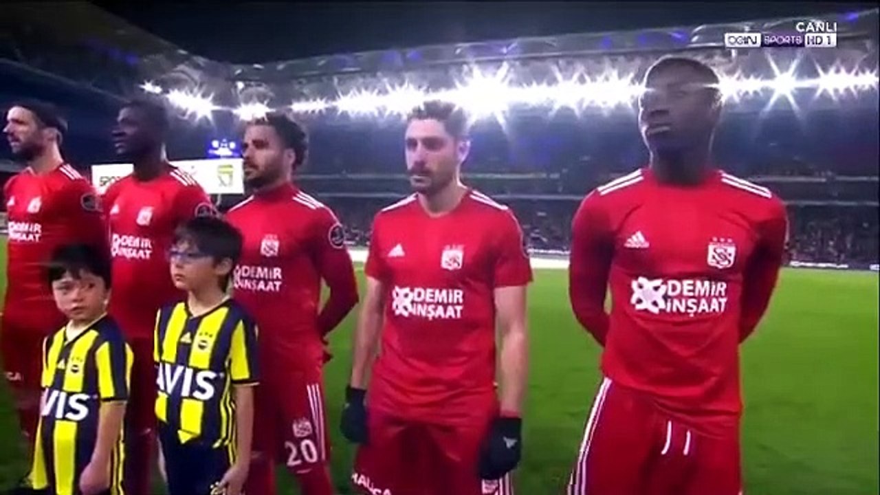 Kadıköyde duygu dolu anlar Taraftarlar Terör Saldırısını Tekbir Getirerek Protesto Etti