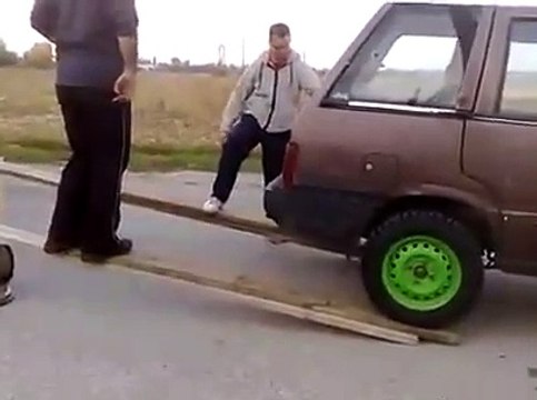 Voilà comment les russes chargent une voiture dans un camion
