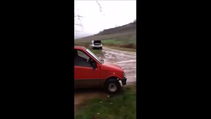 Il tente un dérapage au volant d'une voiturette et fini dans le fossé