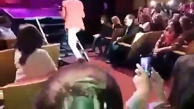 Un chanteur fait une énorme chute lors d'un concert