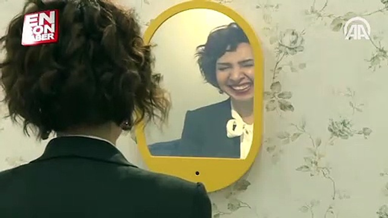 'Mürror' adlı ayna, sadece gülümseyen kişilerin görüntüsünü yansıtıyor